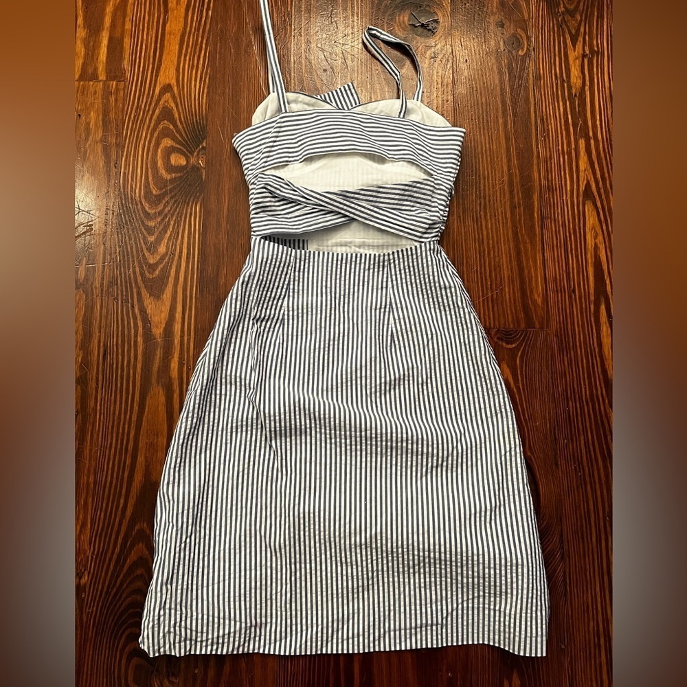 CLUB MONACO Blue and White Seersucker Dress Open Back Bow Front - Picture 8 of 8